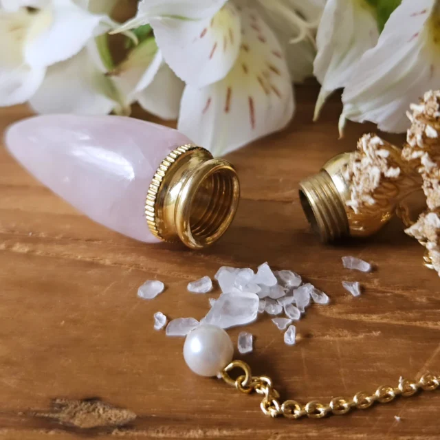 Enkele bijzondere pendels...

Het Rijk van Holle heeft nieuwe pendels en ik vertel graag hun verhaal. Want niet elke pendel is hetzelfde... Sommige pendels zijn gemaakt als middel om connectie te leggen met jezelf, sommige om connectie te leggen met ´het hogere´ of zelfs overledenen. Sommige zijn zwaar en voel je ´trekken´ en sommige zijn vederlicht. Kies je een edelsteen, dan ondersteunt die specifieke steen je doel. Wil je een rozekwarts voor zelfliefde of een amethist om je psychische vermogens te versterken?

De pendel in de eerste foto en in de 7de hebben ´een kamer´, dat zijn lege holtes die je kan opvullen met aarde, edelstenen, bloemen of kruiden of assen van een overledene. Deze pendels lenen zich excellent om connectie te leggen met anderen of om magisch werk te doen.

De pendel op de 3de foto is gemaakt van een rudraksha zaad. Deze zaden worden al van oudsher verwerkt in mala´s of gebedskoorden. De zaden komen van de Elaeocarpus angustifolius en zouden een algeheel gevoel van welzijn brengen.

Op foto 4 en 5 zie je locket-pendels waar je edelstenen in kan steken naargelang je doel. Bij elk van die pendels komen 7 geslepen edelstenen bij die ook nog eens corresponderen met de chakra´s. Je kan dus kiezen om daarmee te werken of met de kracht van de individuele steen. Ik heb lockets met het Ohm teken en met een pentagram.

Op foto´s 6 en 9 zie je een aantal die uit verschillende edelstenen bestaan. 

Prachtig toch? Dit is slechts een greep uit het aanbod want uiteraard hebben we er veel meer.

Ps: wist je dat we ook workshops organiseren rond het werken met pendels? In het nieuwe jaar worden onze workshops weer opgestart.

Wat is jouw ervaring met pendelen? Heb jij een favoriet? Een vraag?

Warme groet
Holle